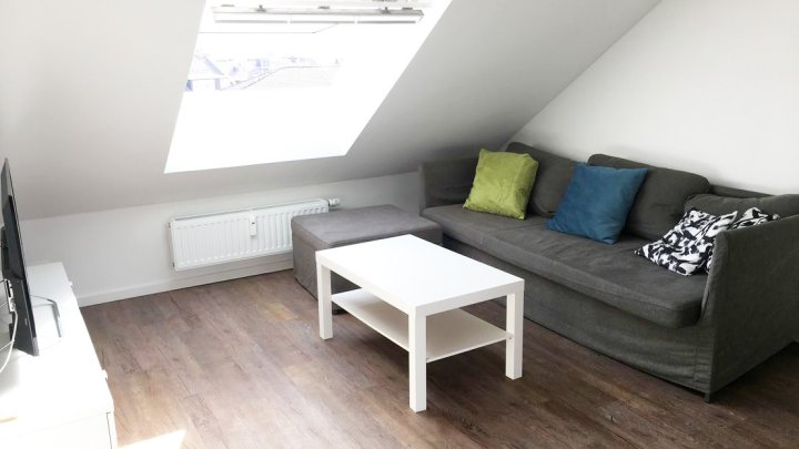 All-Inclusive! Am Wehrhahn-S-Bahnhof! Sonniges und modernes Studio-App. in zentraler Lage!