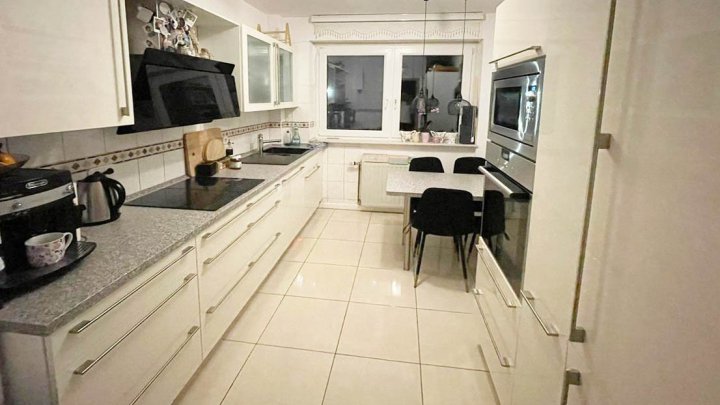 Schick modernisierte große 3 Zimmer-Eigentumswohnung mit Balkon