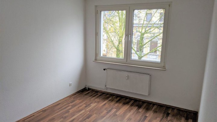 Sanierte 2 Zimmer Wohnung mit Balkon! 